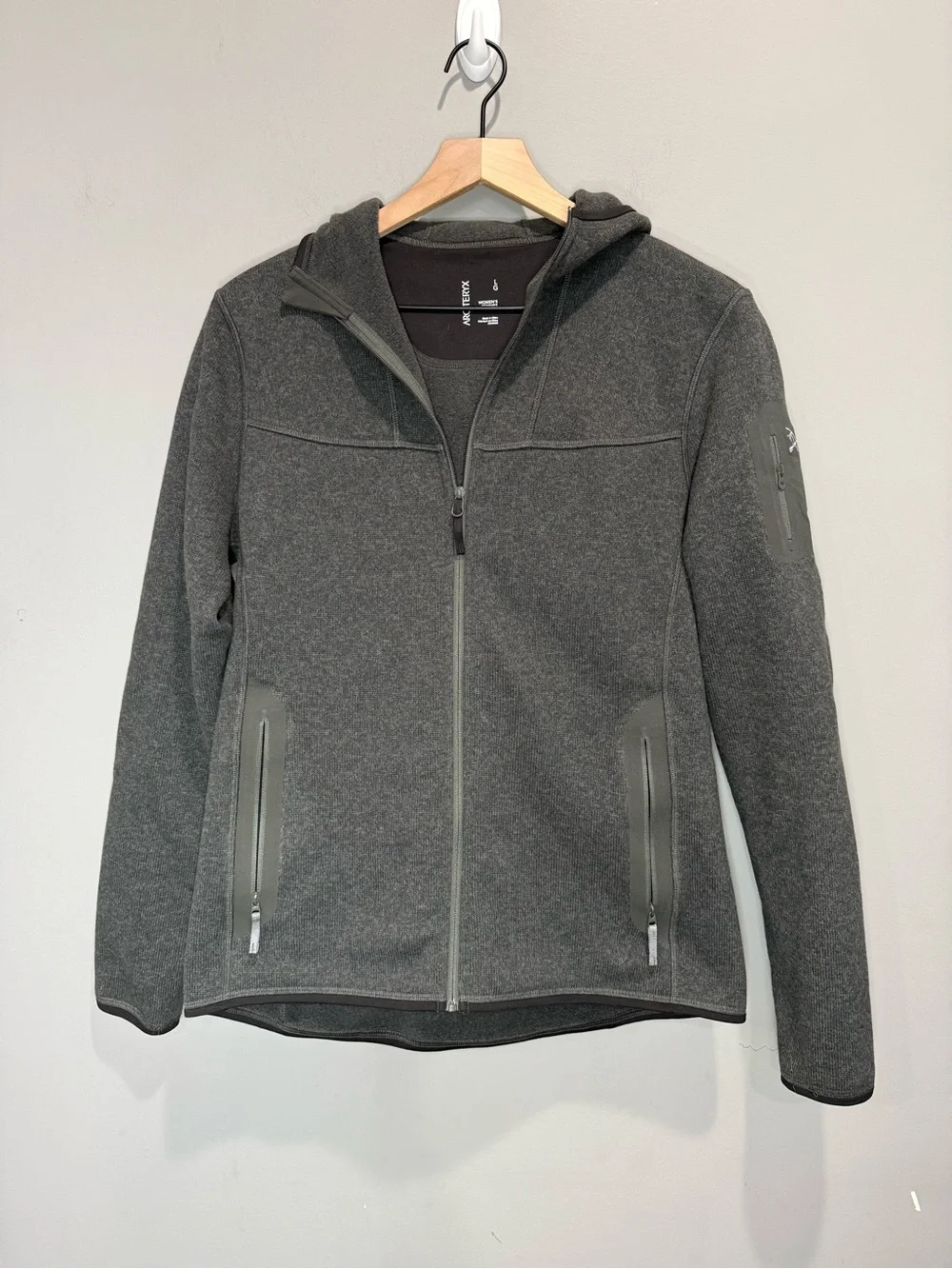 Arc'teryx Women’s Covert‎ Hoodie/Cardigan Dark Gray/Charcoal Size Large EUC